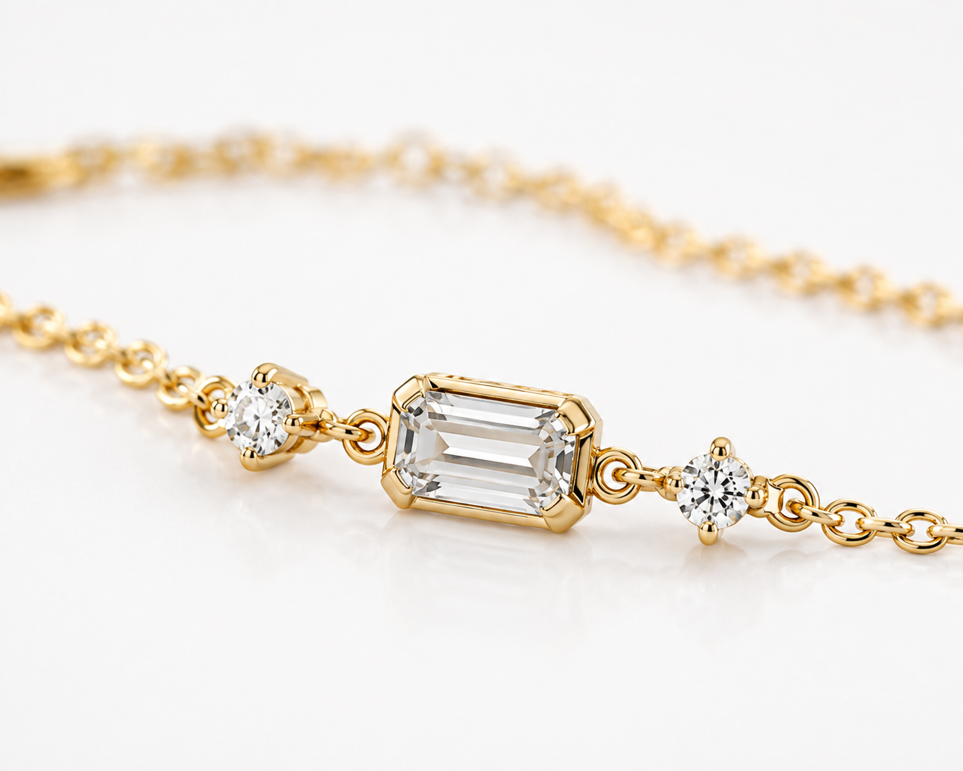 Close-up of Éclipse emerald-cut diamond and round diamond three-stone setting
