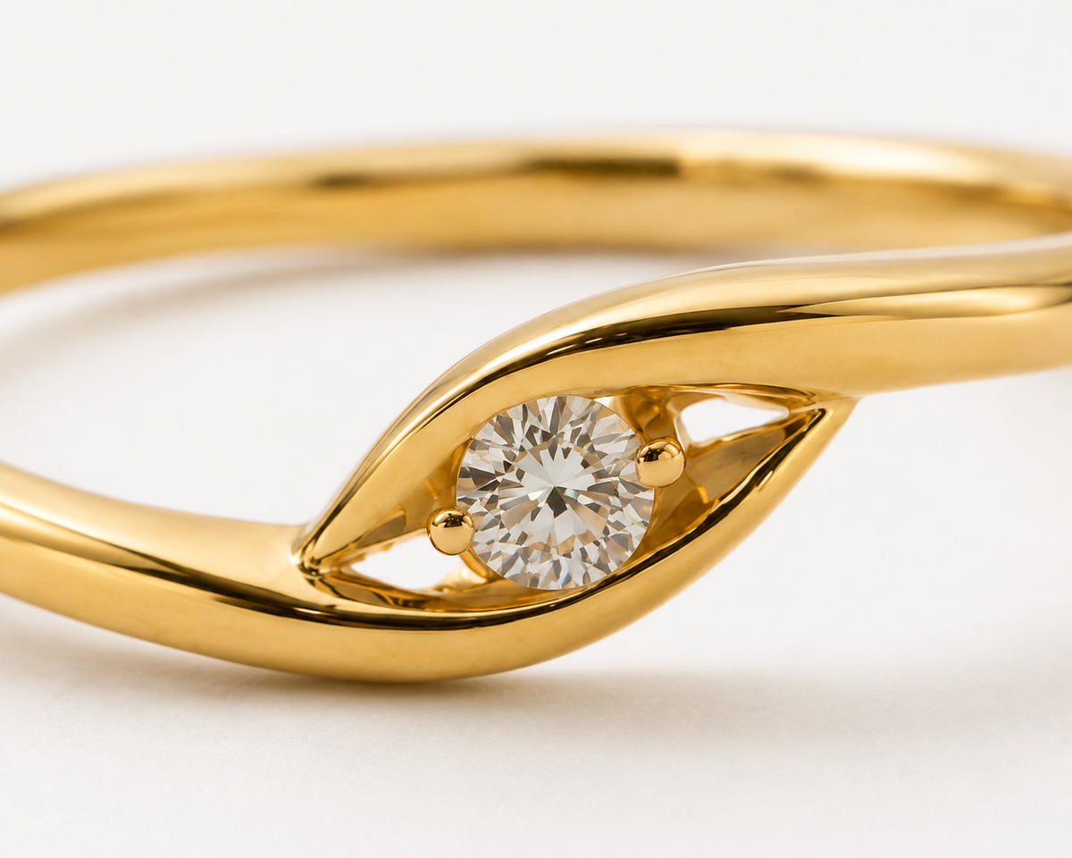 Close-up of Éclat round lab-grown diamond in sculptural eye-shaped gold setting
