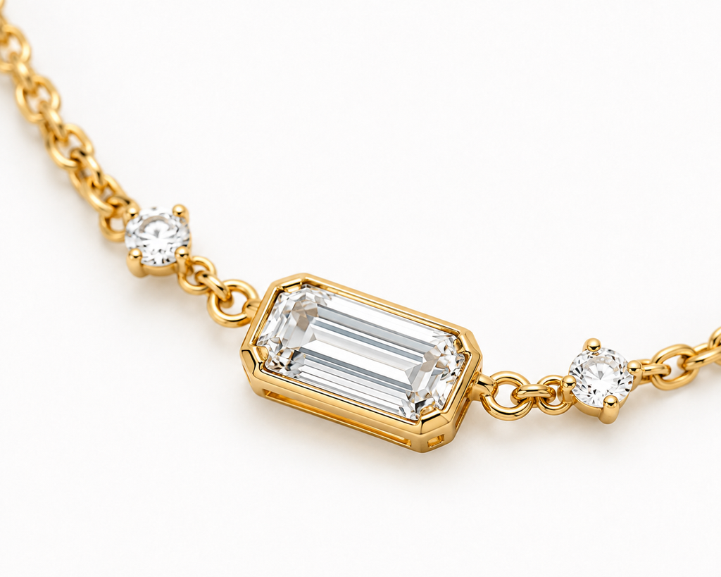 Close-up of Élia emerald-cut center diamond with two round side diamonds
