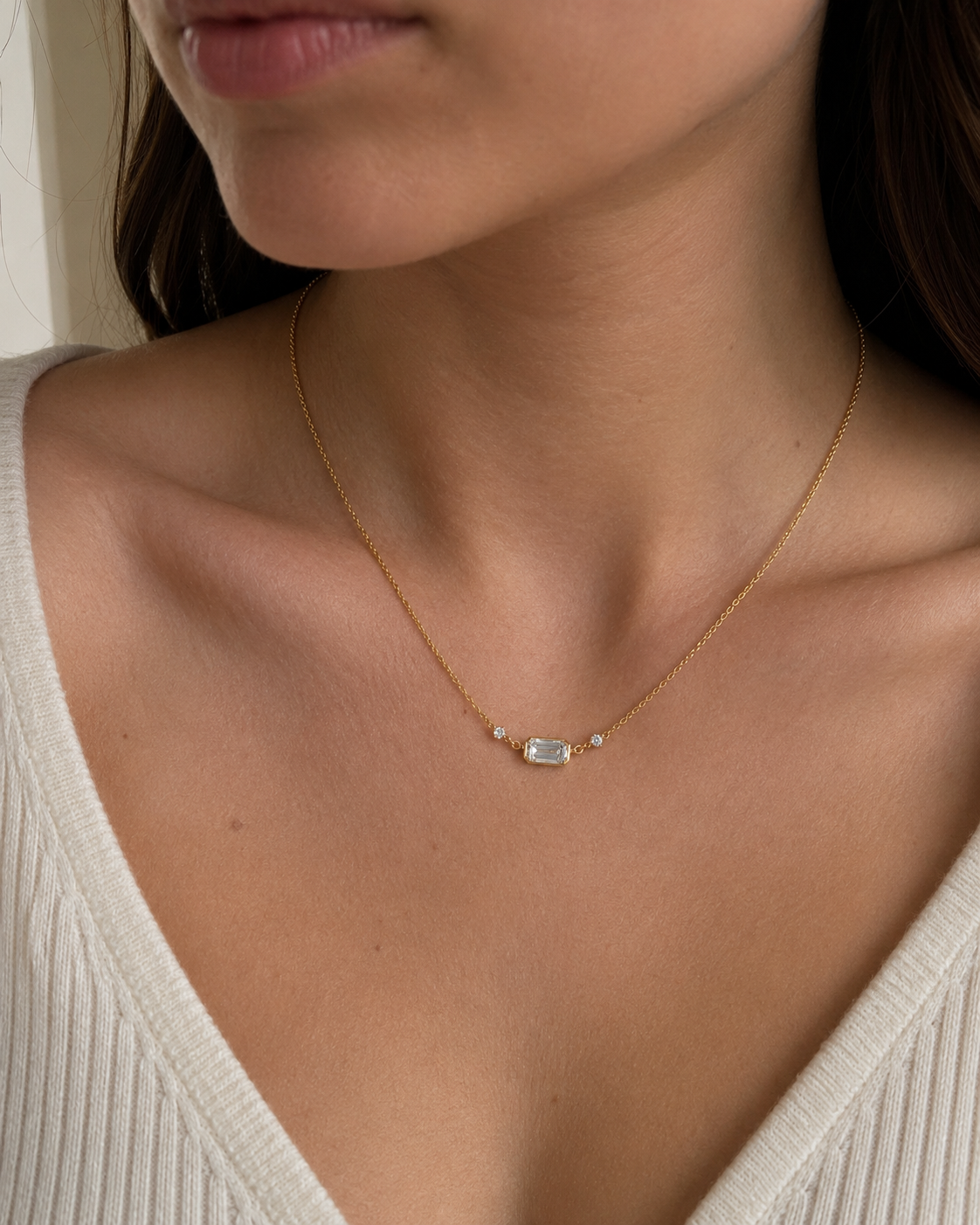 Élia emerald-cut diamond necklace worn around the neck
