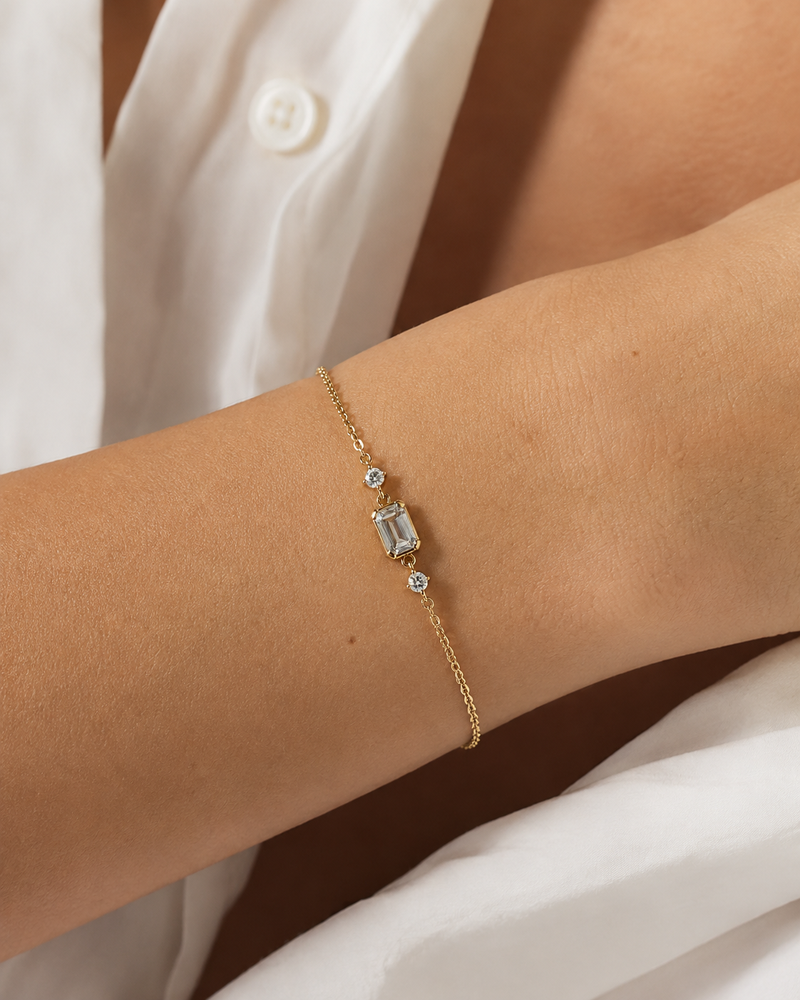 Éclipse emerald-cut diamond bracelet worn on wrist
