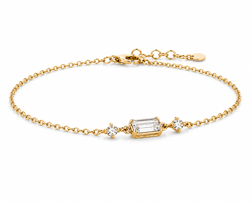 Side view of Éclipse emerald-cut diamond bracelet setting
