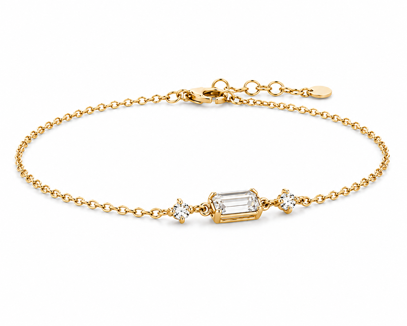 Side view of Éclipse emerald-cut diamond bracelet setting
